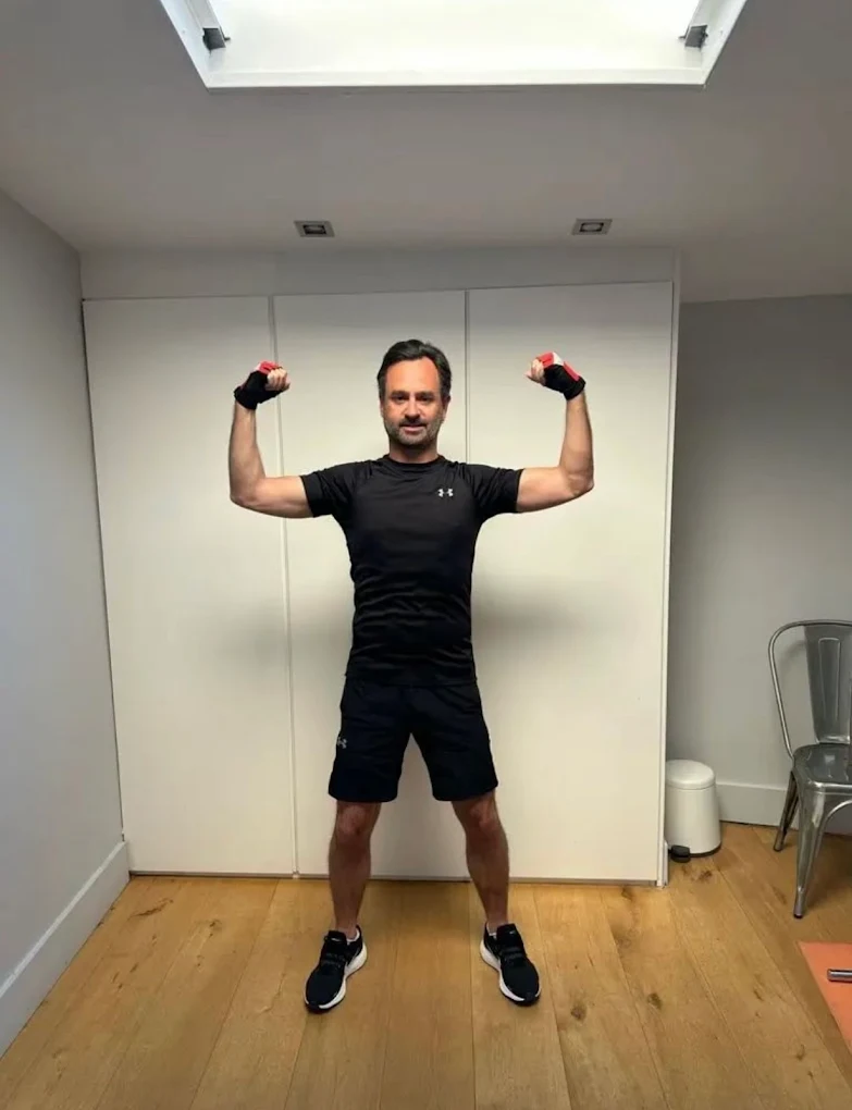 Clases colectivas en un ambiente luminoso.